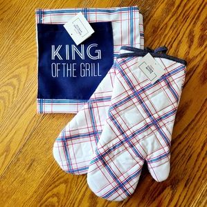 👀50% OFF👀♨️ NWT‼️ "King of the Grill" Apron and 2-pack of Oven Mitts